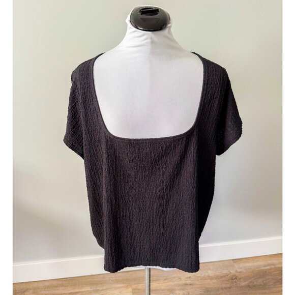 Old Navy Fitted Square-Neck T-Shirt in Textured Black - Picture 3 of 8